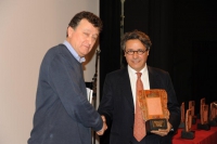 Il Console del Cile Jaime Contreras Nogueira ritira il Premio Opera Prima per il flm "A un metro de ti" di Daniel Henríquez